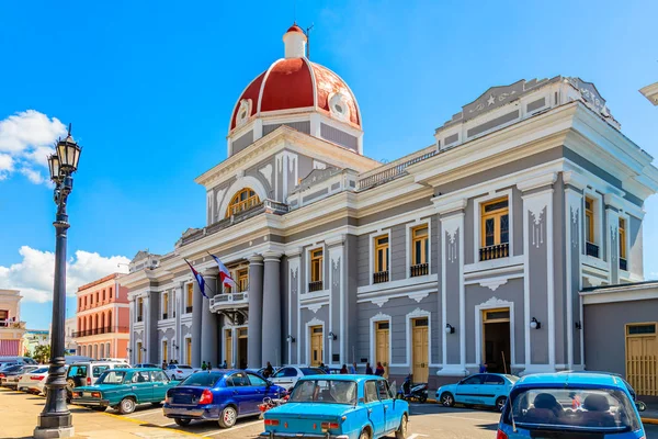 Κεντρική πλατεία με κόκκινο θόλο παλάτι, Cienfuegos, Κούβα — Φωτογραφία Αρχείου