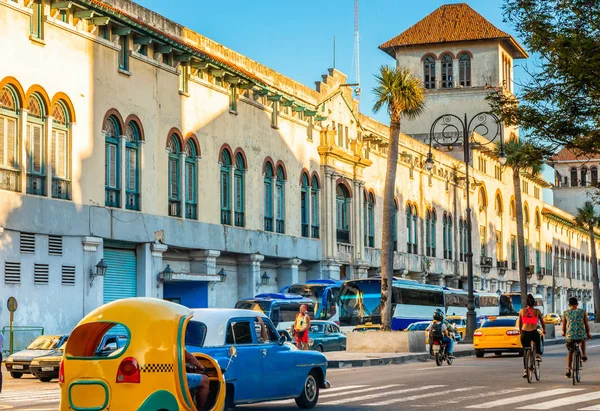 Calles de La Habana Vieja con antiguas casas coloniales y carretera con tra — Foto de Stock