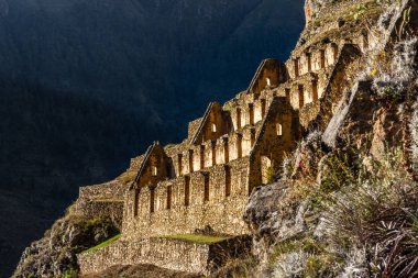 Pinkuylluna, kalıntıları, mounta üzerinde yer alan antik Inca depo