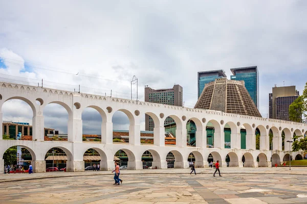 Aqueduc de Carioca avec cathédrale Saint Sébastien et boisseau moderne — Photo