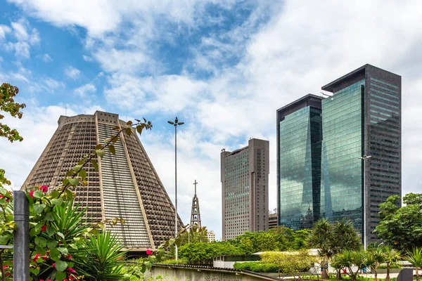 Jardim e arranha-céus modernos edifícios no centro da cidade panorama, Rio D — Fotografia de Stock