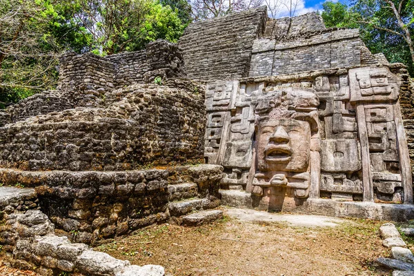 Vieille ancienne pyramide de civilisation maya précolombienne en pierre avec — Photo