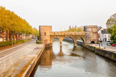Delikler köprüsü ya da Pont des Trous, ortaçağ köprüsü.