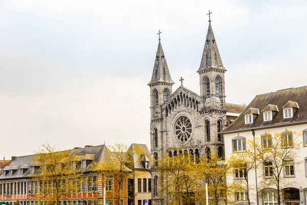 Street with church of the Redemptorists of Tournai, Walloon muni — Stock Photo, Image