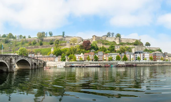 Meuse ποταμού με Jambes γέφυρα και την Ακρόπολη του φρουρίου Namur στο — Φωτογραφία Αρχείου