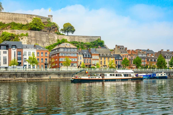 Meuse ποταμού με επιβατηγά πλοία και την Ακρόπολη του κάστρου Namur o — Φωτογραφία Αρχείου