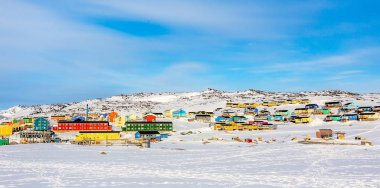 Ro renkli Inuit evleri ile Arktik şehir merkezi panorama