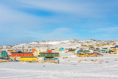 Arktik şehir merkezinde kayalık tepelerde renkli Eskimo evleri var.