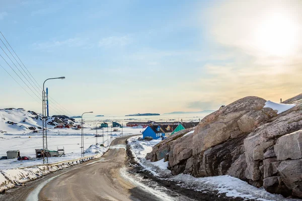 Carretera confusa entre rocas al fiordo con casas inuit, Iluliss. — Foto de Stock