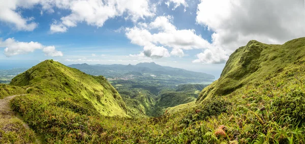 Monte Pelee verde volcán colina panorama, Martinica, Francés — Foto de Stock