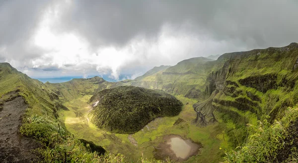La Soufriere volkan krateri panorama ve tuff konisi gr 'da saklı.