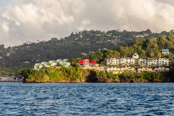 Sahil manzaralı villalar ve tepedeki tatil köyleri, Castries, S