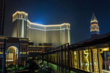 Macau gökdelenleri ve kumarhanelerinin neon ışıkları, Macau