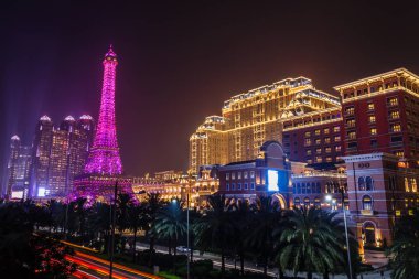 Macau gökdelenleri ve lüks kumarhanelerle dolu avuçiçi neon ışıklarla dolu bir cadde.