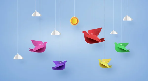 Origami fait oiseau de papier coloré volant sur ciel bleu — Image vectorielle