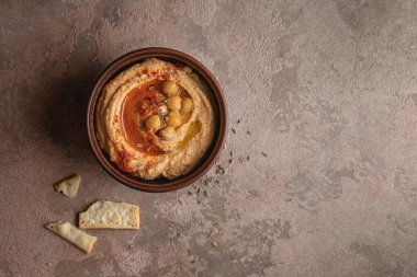 Masada ev yapımı humus var.