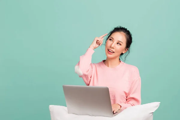 若い幸せな美しさアジアの女性は Pcのラップトップのオンライン作業で彼女の成功した良い仕事で励起します 緑の背景に隔離された — ストック写真