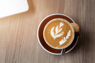 Çalışma masasında bir fincan kahve, kahve dükkanı..