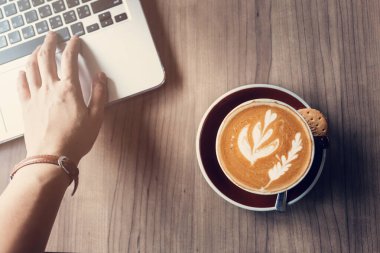 Çalışma masasında bir fincan kahve, kahve dükkanı..