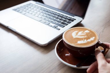 Çalışma masasında bir fincan kahve, kahve dükkanı..