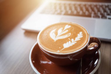 Çalışma masasında bir fincan kahve, kahve dükkanı..