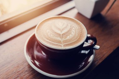 Çalışma masasında bir fincan kahve, kahve dükkanı..