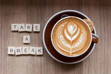 Çalışma masasında bir fincan kahve, ara verelim..