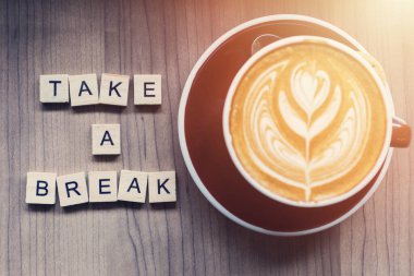 Çalışma masasında bir fincan kahve, ara verelim..