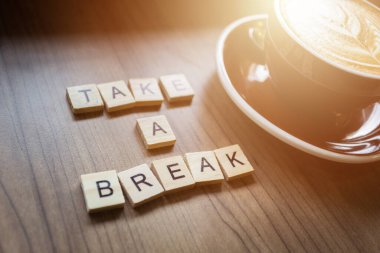 Çalışma masasında bir fincan kahve, ara verelim..