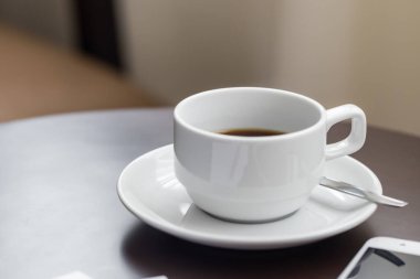 Masada iş aletleri olan bir fincan kahve, dinlenme zamanı..