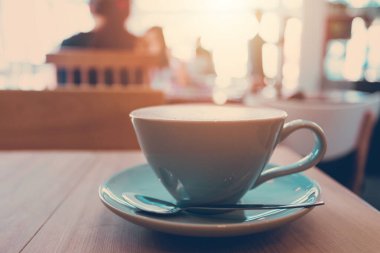 Çalışma masasında bir fincan kahve, kafe..