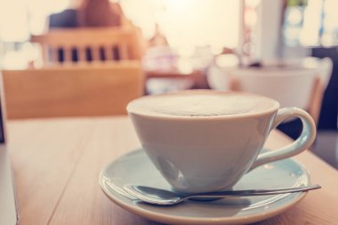 Çalışma masasında bir fincan kahve, kafe..