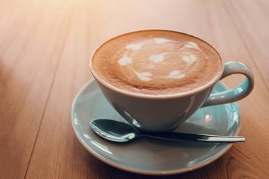 Çalışma masasında bir fincan kahve, kafe..