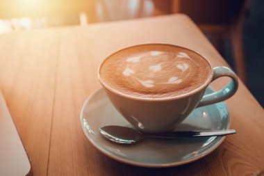 Çalışma masasında bir fincan kahve, kafe..