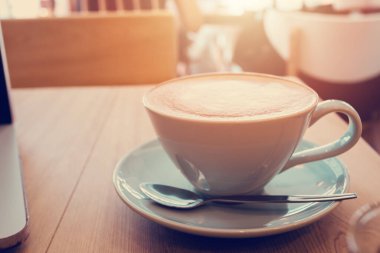 Çalışma masasında bir fincan kahve, kafe..