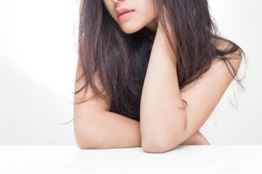 Uzun saçlı ve sağlıklı tenli güzel Asyalı kadın..