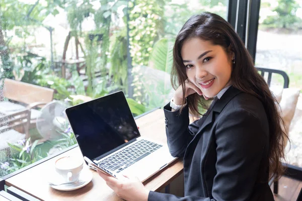 Joven Mujer Negocios Asiática Belleza Con Teléfono Inteligente Portátil Café —  Fotos de Stock