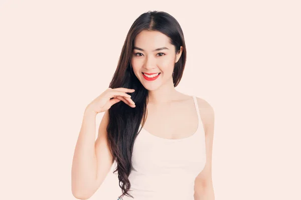 Jovem Bela Mulher Asiática Com Rosto Sorridente Isolado Fundo Branco — Fotografia de Stock