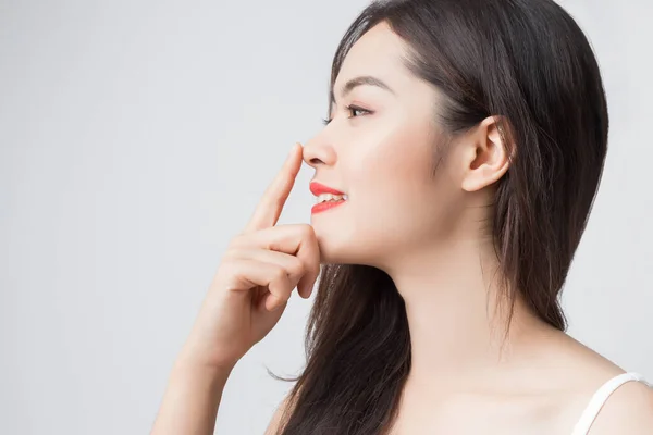 Gülümseyen Yüzlü Kırmızı Dudaklı Güzel Asyalı Kadın Burnuna Dokunuyor — Stok fotoğraf