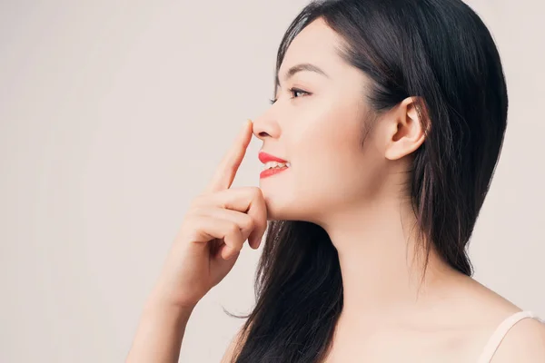 Gülümseyen Yüzlü Kırmızı Dudaklı Güzel Asyalı Kadın Burnuna Dokunuyor — Stok fotoğraf