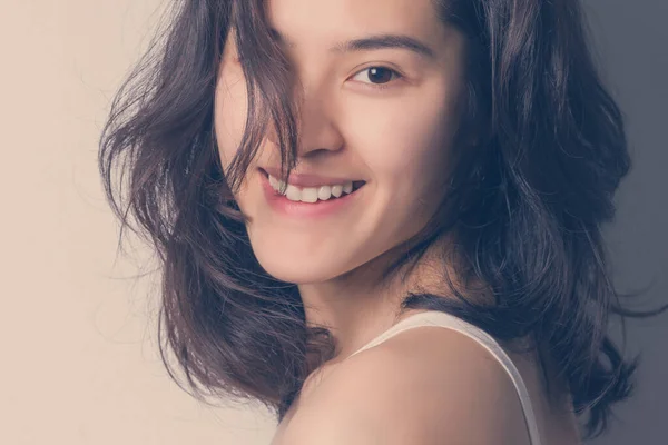 Νεαρή Ευτυχισμένη Ομορφιά Ασιάτισσα Γυναίκα Χαμογελαστό Πρόσωπο — Φωτογραφία Αρχείου