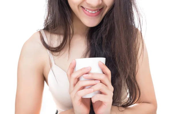 Genç Mutlu Bir Kadın Elinde Gülen Yüzlü Beyaz Bir Kupa — Stok fotoğraf