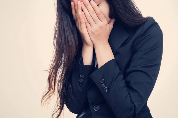 Junge Traurige Frau Verschließt Ihr Gesicht — Stockfoto