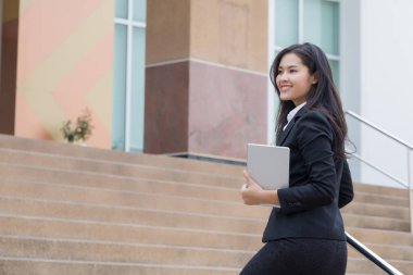 Şehirdeki genç ve güzel Asyalı iş kadını.