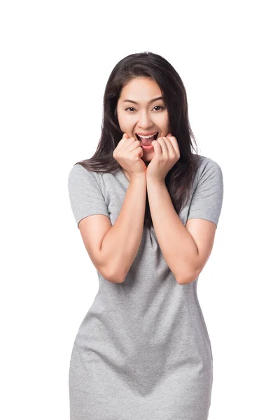 Молодая Счастливая Азиатская Женщина Улыбающимся Лицом Белом Фоне — стоковое фото