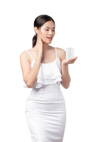 Молодая Счастливая Красота Азиатская Женщина Белым Платьем Холдинг Продукт Изолирован — стоковое фото