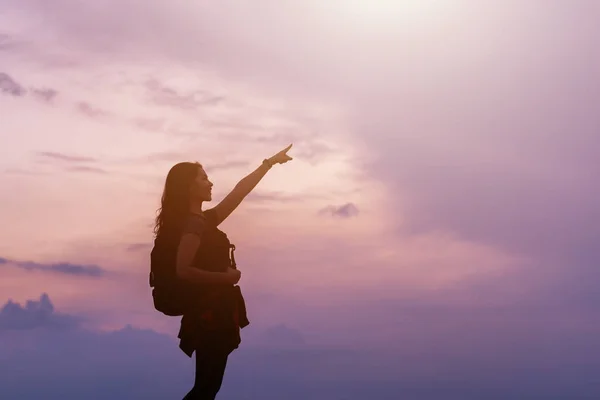 Jong Gelukkig Aziatische Vrouwen Holding Rugzak Reizen Outdoor Met Zonsondergang — Stockfoto