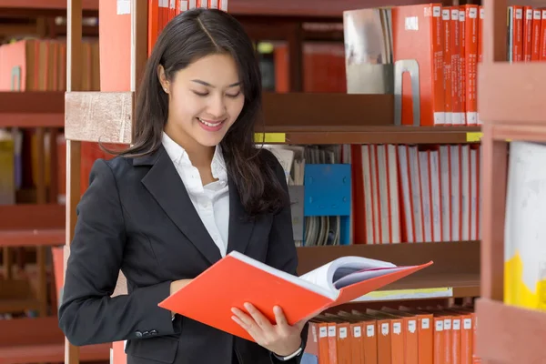 Junge Asiatische Geschäftsfrau Liest Buch Der Bibliothek — Stockfoto