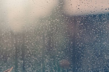 Yağmurlu bir günün pencere arka planında klasik renk tonuyla kapalı dekorasyon.