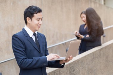 Yuong iş adamı ve kadın grubu şehir dışındaki iş yerleri hakkında tartışıyorlar..
